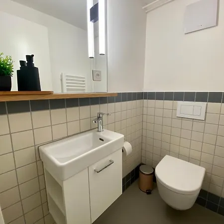120m2 Modern 3-bedroom Loft In דירה